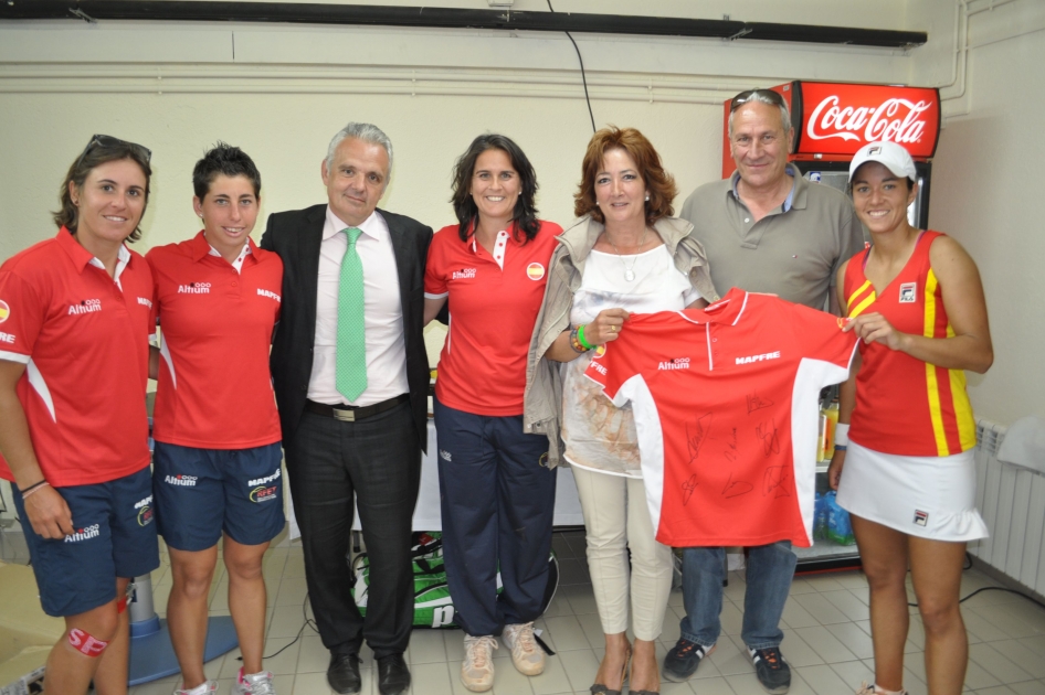 Los padres de Miki Roqu recibieron una camiseta firmada por el equipo de Fed Cup