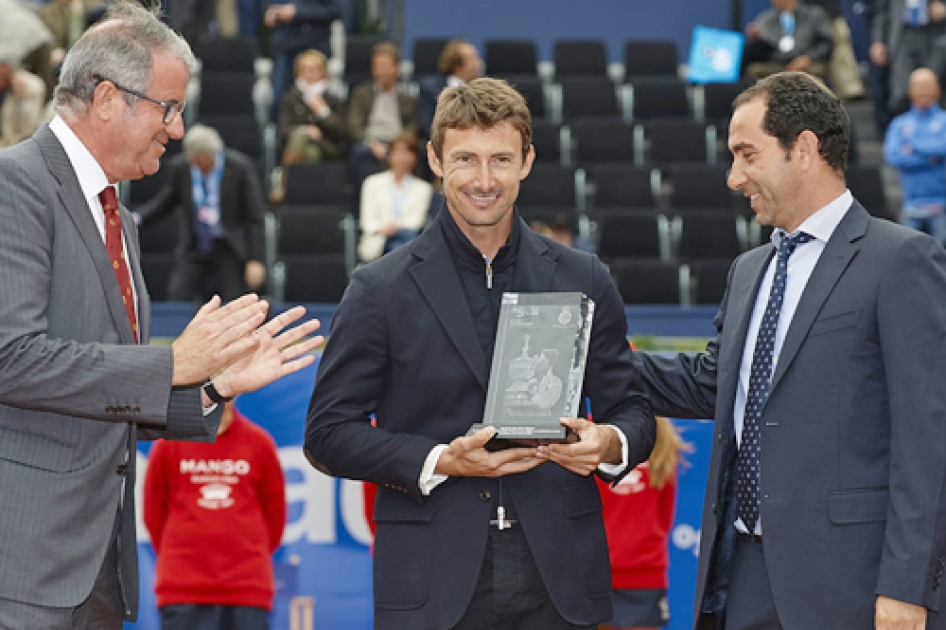 Juan Carlos Ferrero recibe un nuevo homenaje en el Trofeo Conde de Godó