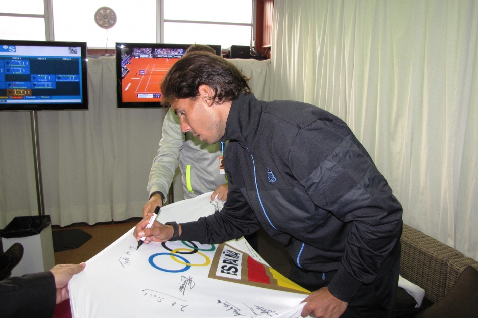 Nadal firma la bandera olmpica en apoyo a la candidatura olmpica de Madrid 2020