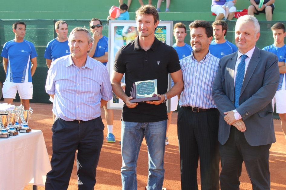 Ferrero y la RFET reciben una distinción de el tenis albaceteño Ferrero y la RFET reciben una distinción de el tenis albaceteño