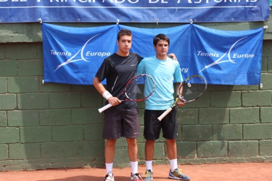 Alberto Romero De vila y Andrea Garca se llevan el cadete Apple Bowl de Avils