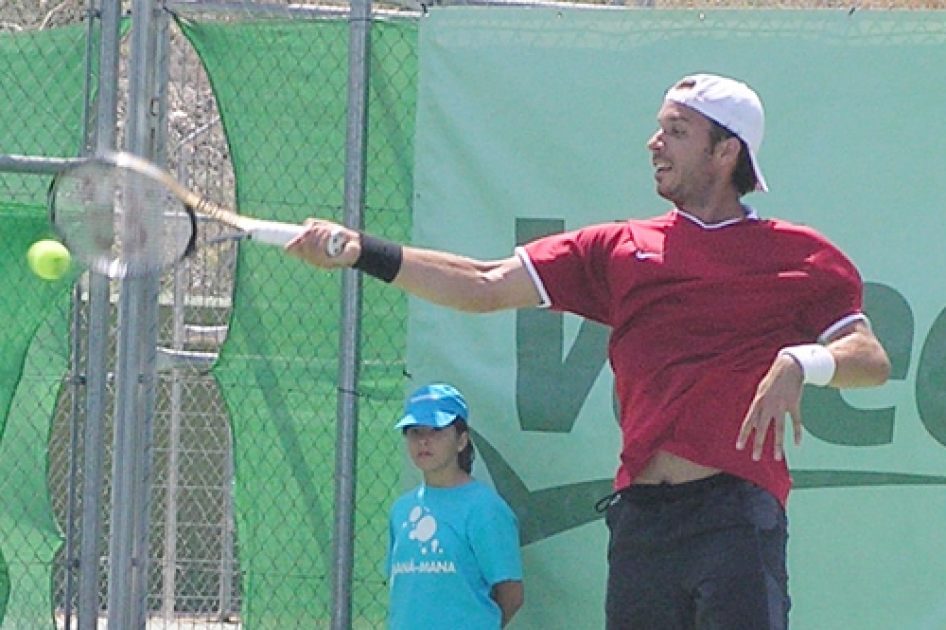 Jos Checa supera a Juan Lizariturry en la final del Futures de Oviedo