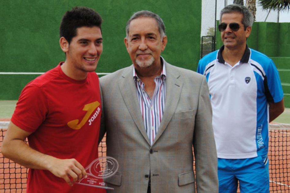 Roberto Ortega sorprende a Jos Checa en la final del tercer Futures de Tenerife