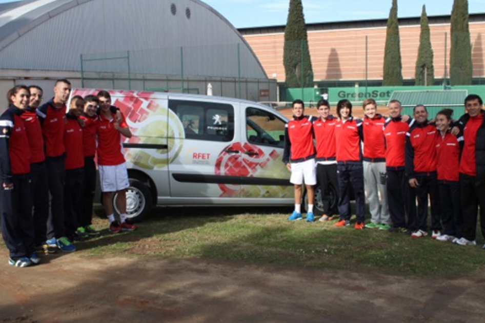 El Grupo de Competicin del CAR estrena furgoneta Peugeot