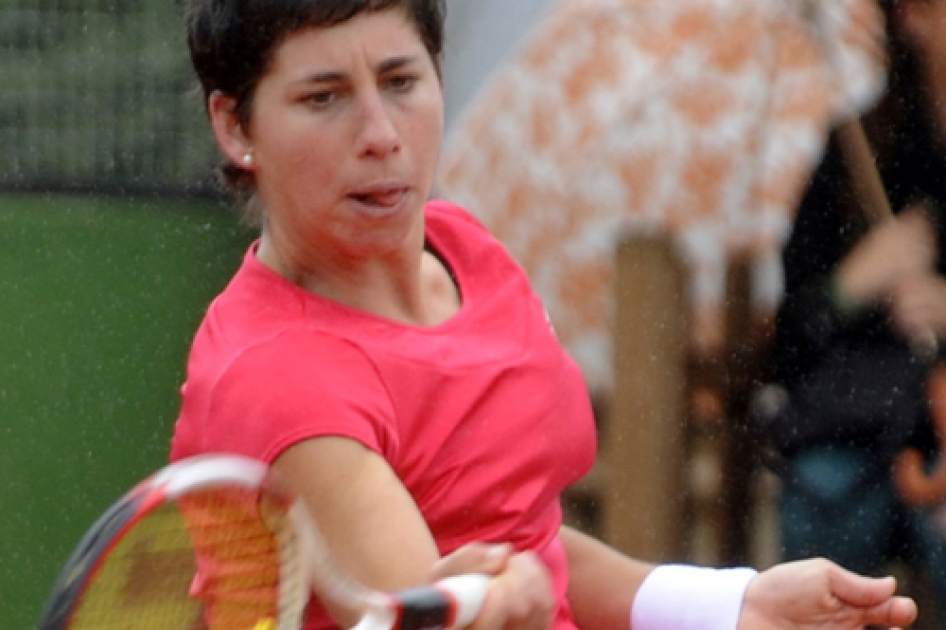 Carla Suárez da el primer punto de la Fed Cup a España en una jornada alterada por la lluvia