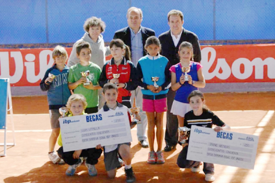 Luis Utrilla e Irene Artigas ganan el torneo previo de la Smrikva Bowl sub10 en Madrid