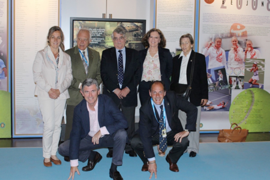 El presidente de Tennis Europe visita  la exposición “Tenis y juegos olímpicos” en el Museo Olímpico de Barcelona