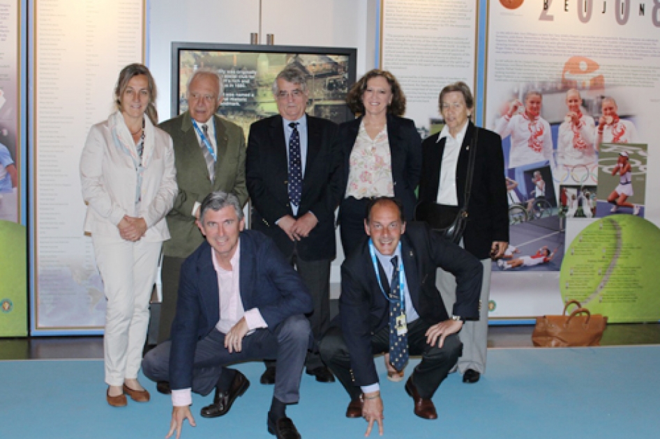 El presidente de Tennis Europe visita  la exposicin Tenis y juegos olmpicos en el Museo Olmpico de Barcelona