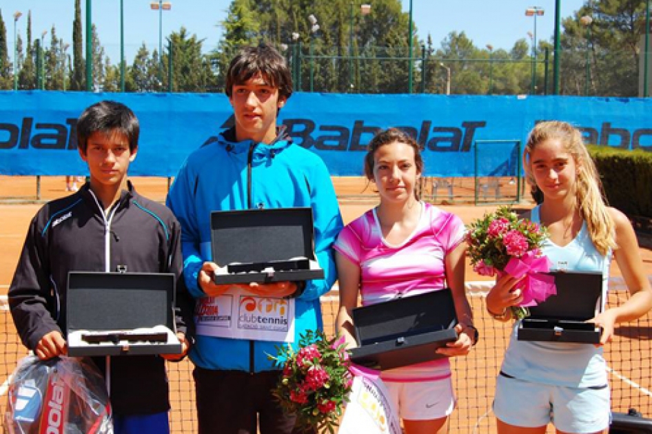 Rafael Izquierdo y Paula Arias triunfan en la fase nacional de la Babolat Cup infantil