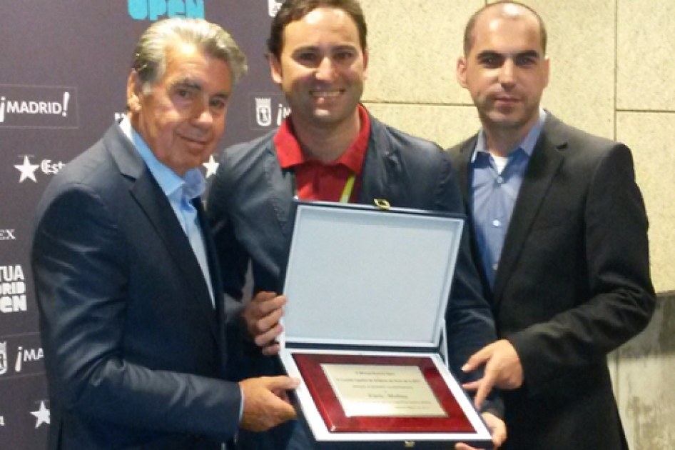 El Comité de Árbitros de la RFET y el Masters de Madrid homenajean al ex árbitro Enric Molina El Comité de Árbitros de la RFET y el Masters de Madrid homenajean al ex árbitro Enric Molina