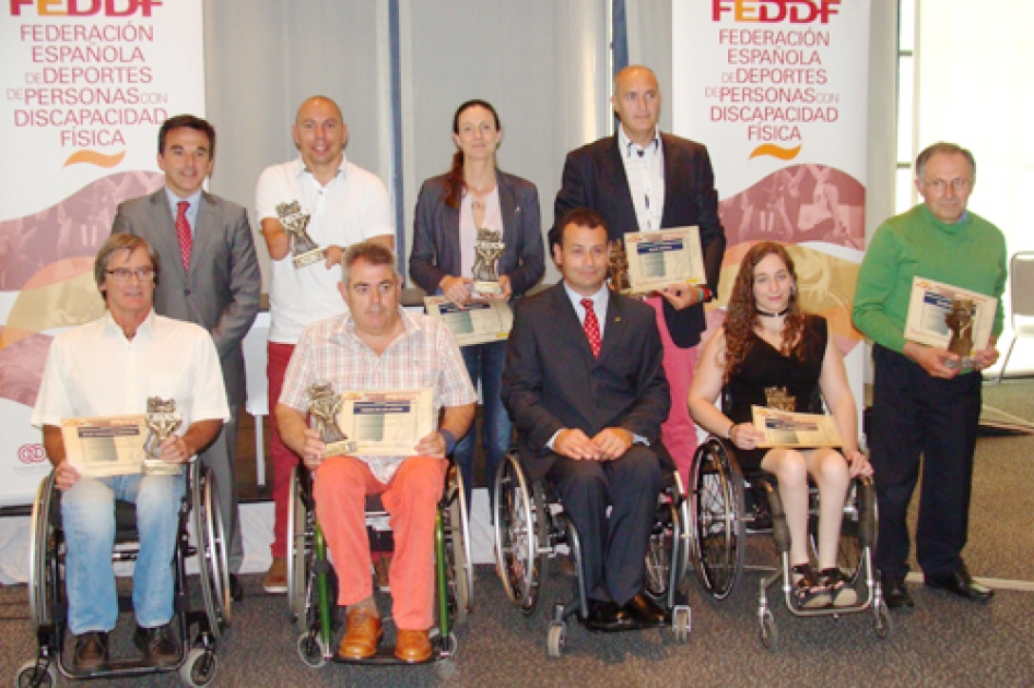 El seleccionador espaol de tenis en silla David Sanz recibe el Premio Juan Palau de la FEDDF