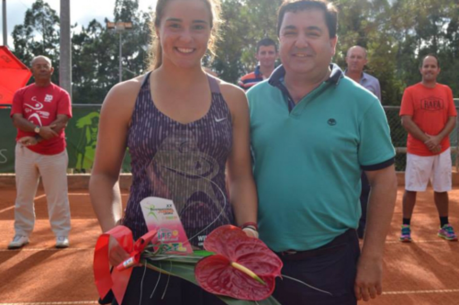 Ana Román conquista su primer título júnior en Leiria, donde Noelia Bouzó y Andrea García ganan en dobles 