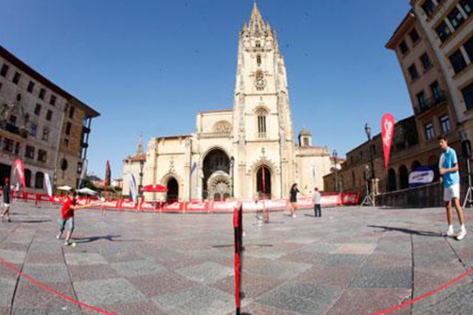 Oviedo celebra una jornada de tenis en la calle con motivo del torneo internacional Futures
