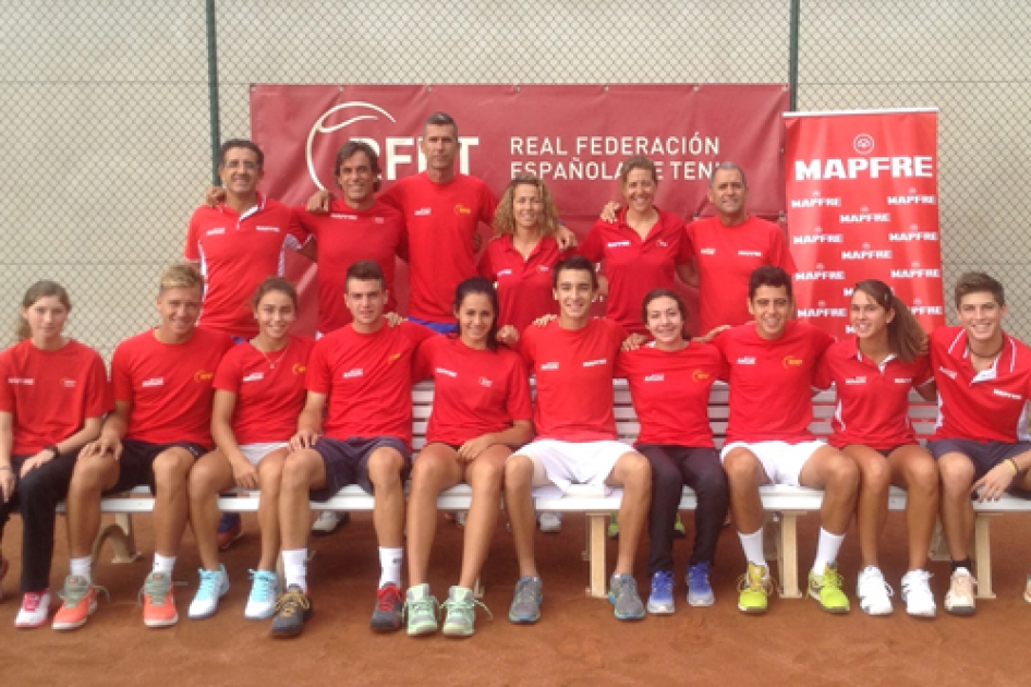 Foto de familia del Grupo de Competicin de la RFET en el CAR de Sant Cugat