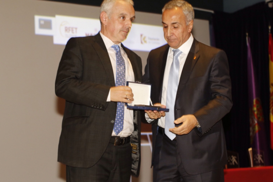 Alejandro Blanco, presidente del COE, entreg una placa de reconocimiento a Jos Luis Escauela durante la Gala Solidaria