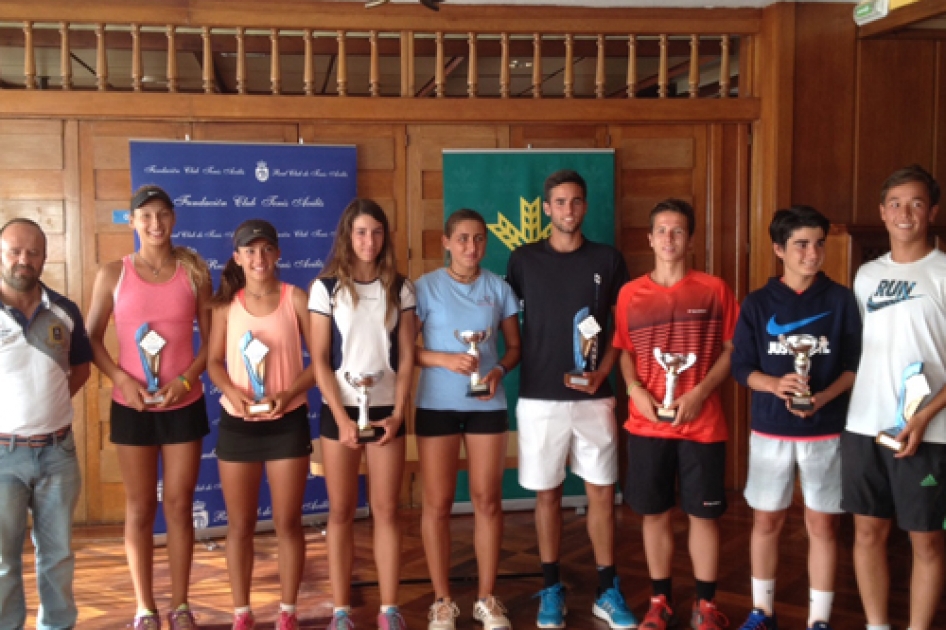 José Antonio Dugo y Marta Del Pino se llevan el Trofeo de la Manzana “Apple Bowl” de Avilés José Antonio Dugo y Marta Del Pino se llevan el Trofeo de la Manzana “Apple Bowl” de Avilés