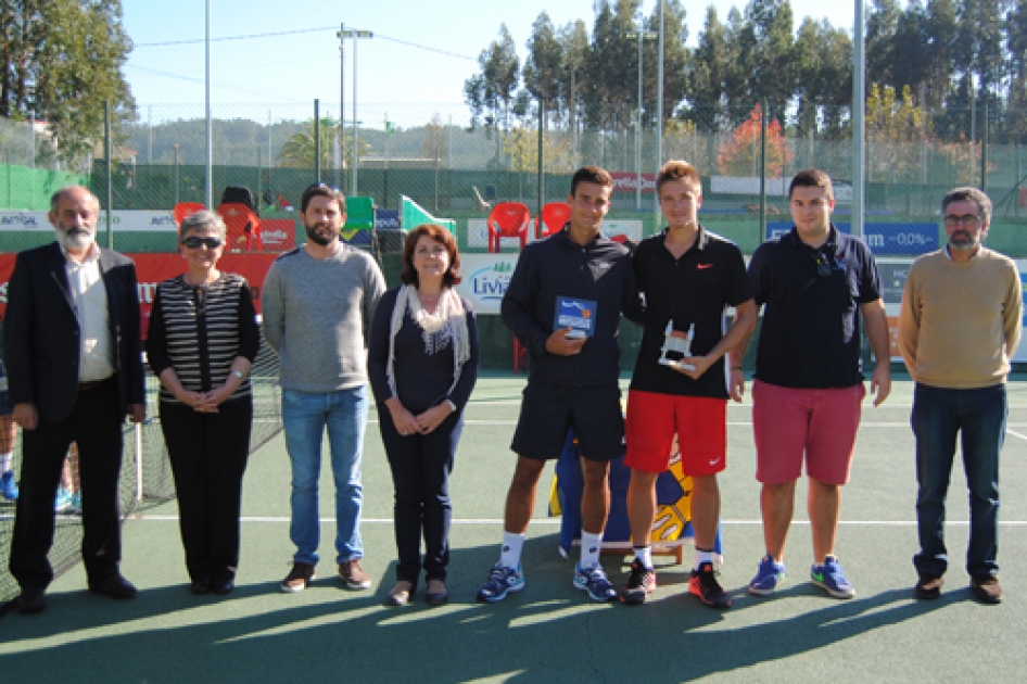 Eduard Güell repite victoria en el internacional júnior de Sanxenxo ante Andrés Fernández Cánovas Eduard Güell repite victoria en el internacional júnior de Sanxenxo ante Andrés Fernández Cánovas