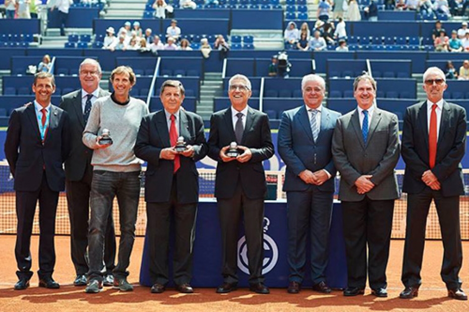 José Luis Arilla, Manolo Orantes y Sergio Casal reciben el “Premio al Compromiso” de la Copa Davis José Luis Arilla, Manolo Orantes y Sergio Casal reciben el “Premio al Compromiso” de la Copa Davis