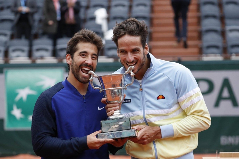 Feliciano y Marc López se coronan con el título de dobles en París ante los Bryan Feliciano y Marc López se coronan con el título de dobles en París ante los Bryan