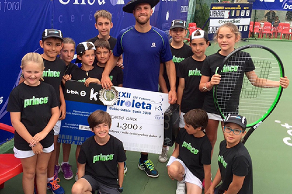 Ricardo Ojeda sorprende a Adrián Menéndez en la final del “Open Kiroleta” de Bakio Ricardo Ojeda sorprende a Adrián Menéndez en la final del “Open Kiroleta” de Bakio