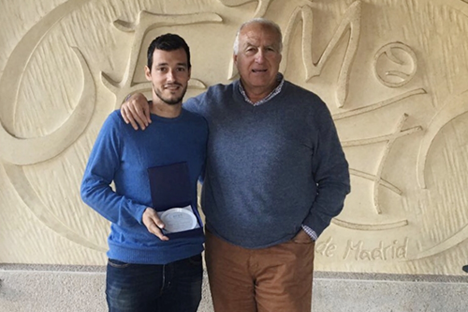 Jorge Reoyo recibe la placa que le acredita como “Árbitro Internacional Español Más Destacado de 2016” por el CEAT Jorge Reoyo recibe la placa que le acredita como “Árbitro Internacional Español Más Destacado de 2016” por el CEAT