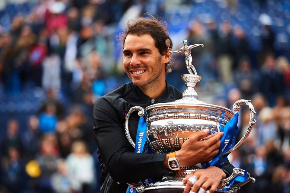 Nadal también abraza su 10º título en el Barcelona Open Banc Sabadell Nadal también abraza su 10º título en el Barcelona Open Banc Sabadell
