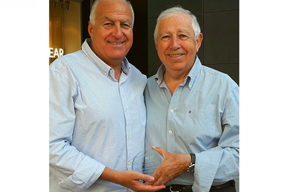 Pepe Marín recibe la placa como “Presidente de Honor” del Comité Español de Árbitros de Tenis (CEAT) Pepe Marín recibe la placa como “Presidente de Honor” del Comité Español de Árbitros de Tenis (CEAT)