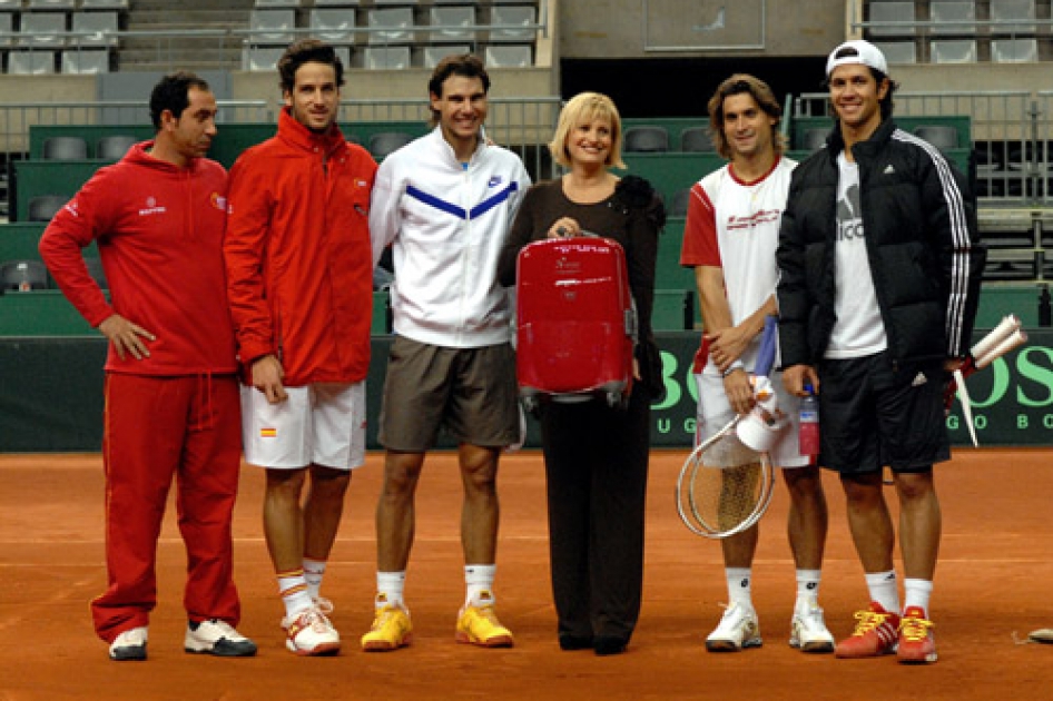 Verdasco supera las pruebas mdicas el da que el equipo espaol recibe la visita de Ainhoa Arteta