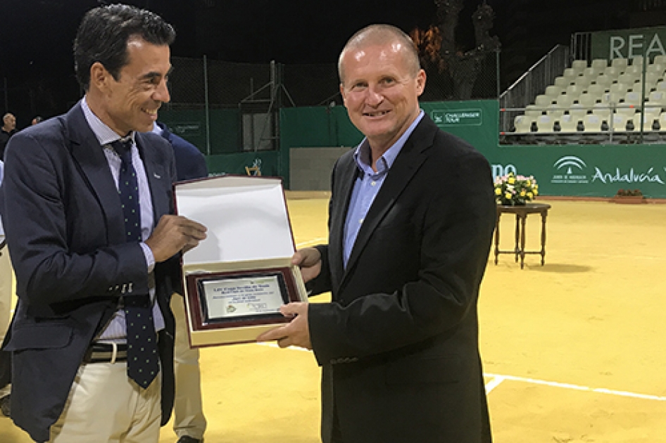 Poncho Ayala recibe una placa en el ATP Challenger de Sevilla