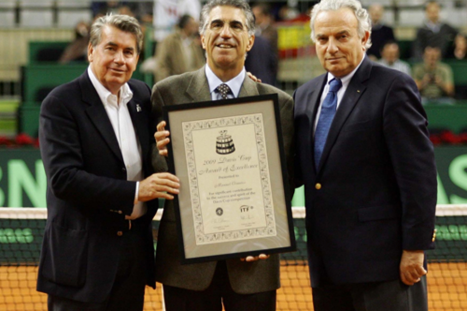 Manolo Orantes recibe el Galardón a la Excelencia de la Copa Davis Manolo Orantes recibe el Galardón a la Excelencia de la Copa Davis