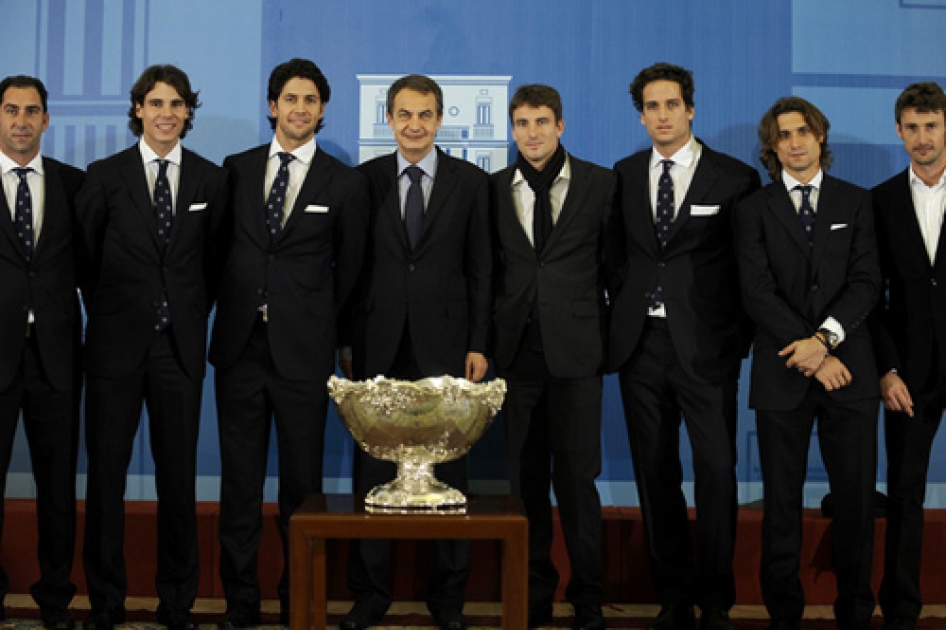 El Presidente del Gobierno recibe a los campeones en Moncloa