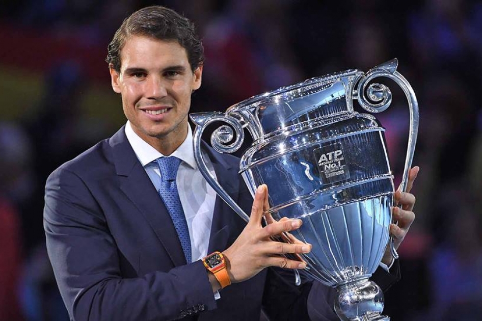 Rafael Nadal recibe el trofeo que le acredita como Nº 1 del Mundo de 2017 en Londres Rafael Nadal recibe el trofeo que le acredita como Nº 1 del Mundo de 2017 en Londres