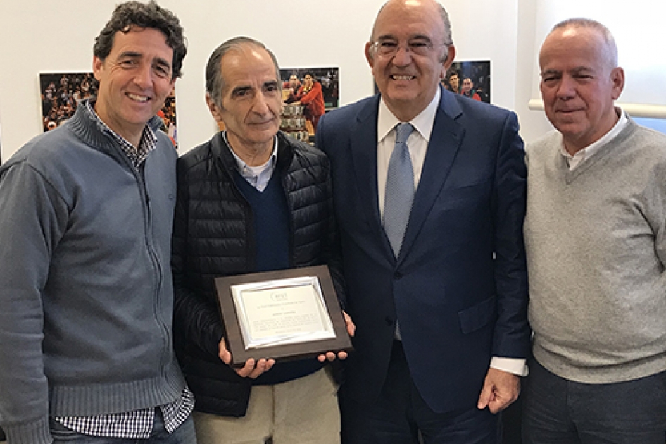 La RFET homenajea al varias veces campeón del mundo de veteranos Jorge Camiña La RFET homenajea al varias veces campeón del mundo de veteranos Jorge Camiña
