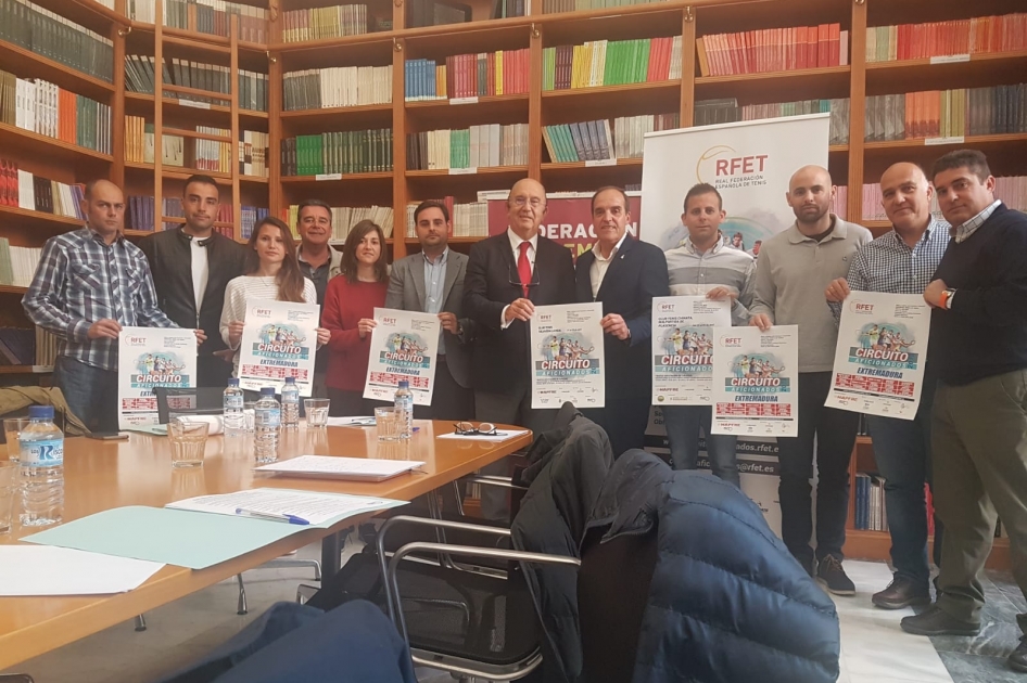 La RFET se reúne con los clubes de Extremadura para preparar los torneos del Circuito Aficionados 2018 La RFET se reúne con los clubes de Extremadura para preparar los torneos del Circuito Aficionados 2018