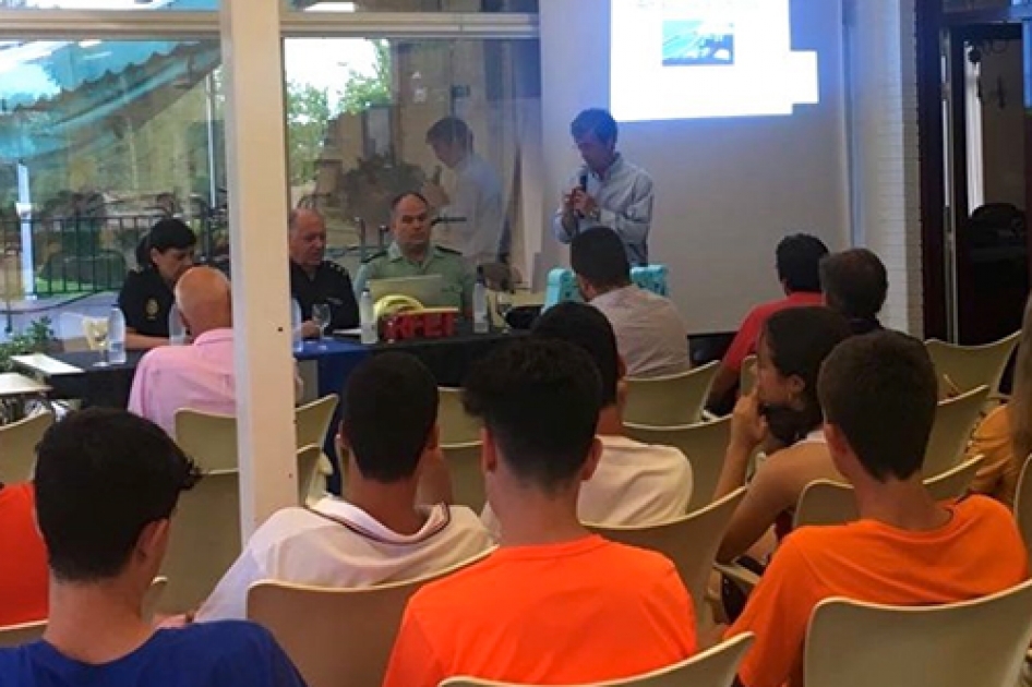 Charla informativa en el Campeonato de Espaa por Equipos Jnior de Zaragoza sobre cmo evitar el amao de partidos 