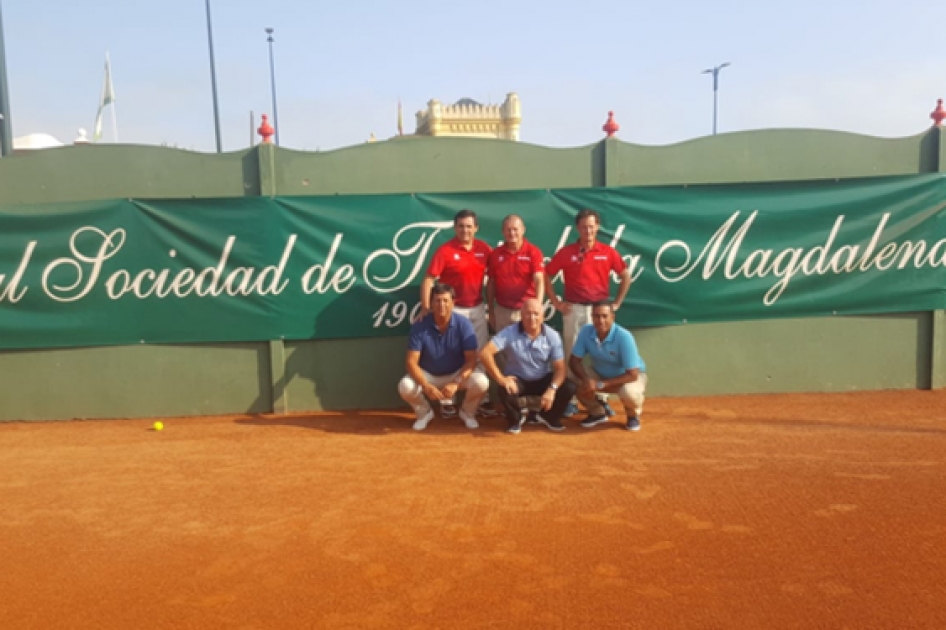 Equipo arbitral en la 70 edicin del torneo internacional de Santander 