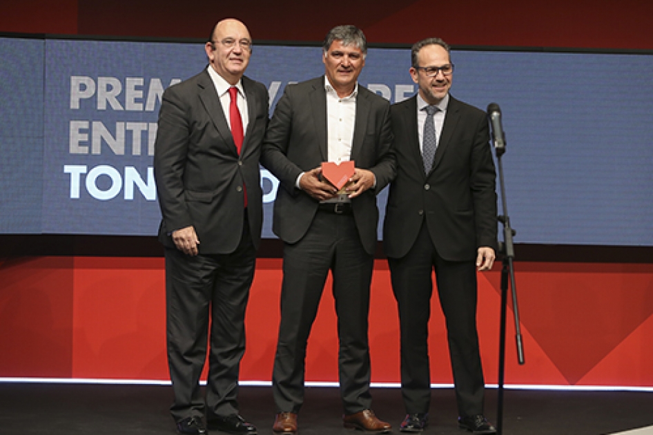 Miguel Díaz entrega el Premio Valores del Deporte del Diario Sport a Toni Nadal Miguel Díaz entrega el Premio Valores del Deporte del Diario Sport a Toni Nadal