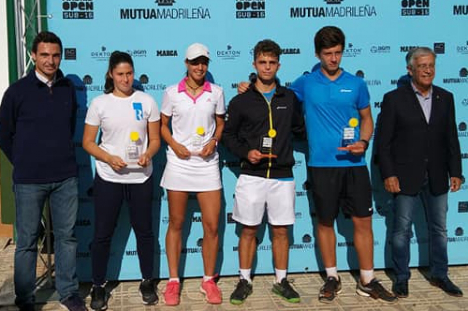 Alejandro Manzanera y María Berlanga ganan el “Mutua Madrid Sub’16” de Almería Alejandro Manzanera y María Berlanga ganan el “Mutua Madrid Sub’16” de Almería