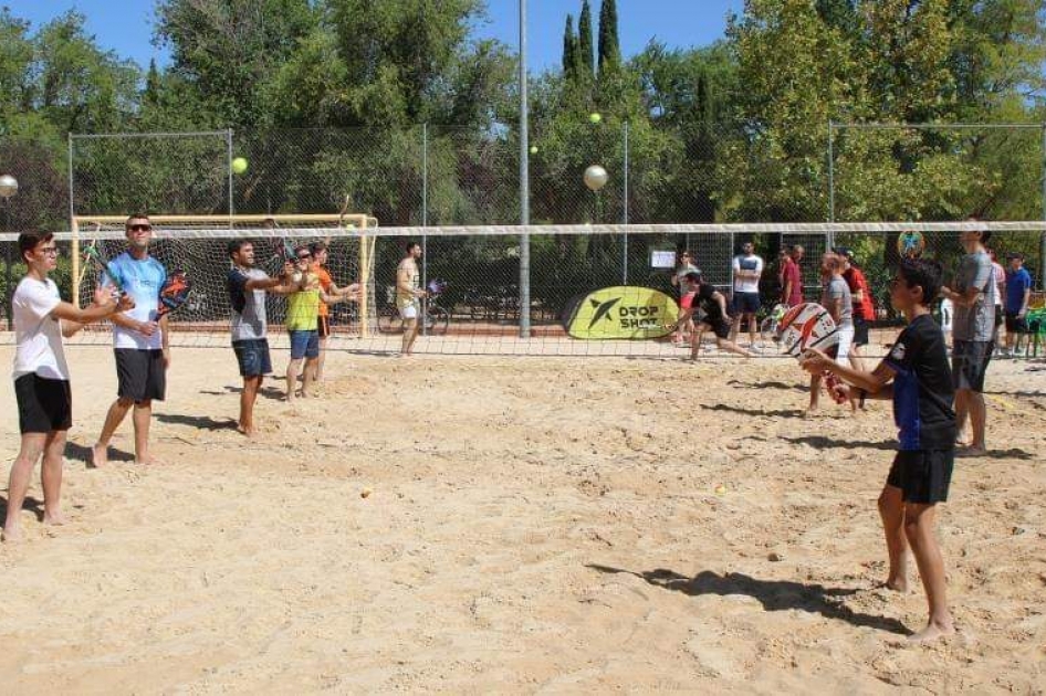 Clínic de tenis playa en la localidad manchega de Tomelloso Clínic de tenis playa en la localidad manchega de Tomelloso
