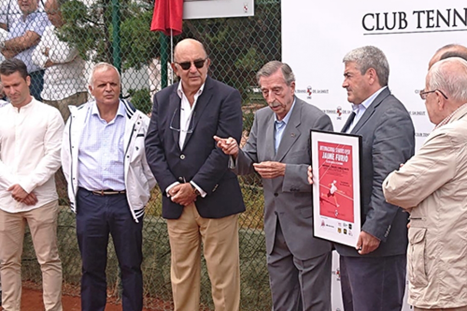 Jaime Furió recibe un homenaje por su trayectoria en el Club Tennis de “La Salut” de Barcelona Jaime Furió recibe un homenaje por su trayectoria en el Club Tennis de “La Salut” de Barcelona