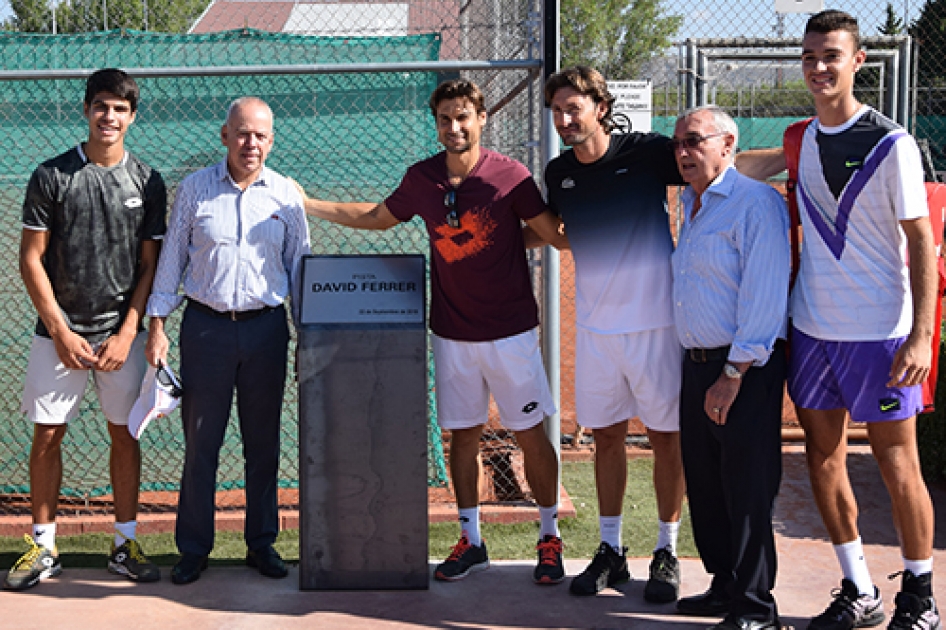 Emotivo homenaje a David Ferrer junto a Juan Carlos Ferrero en Villena Emotivo homenaje a David Ferrer junto a Juan Carlos Ferrero en Villena