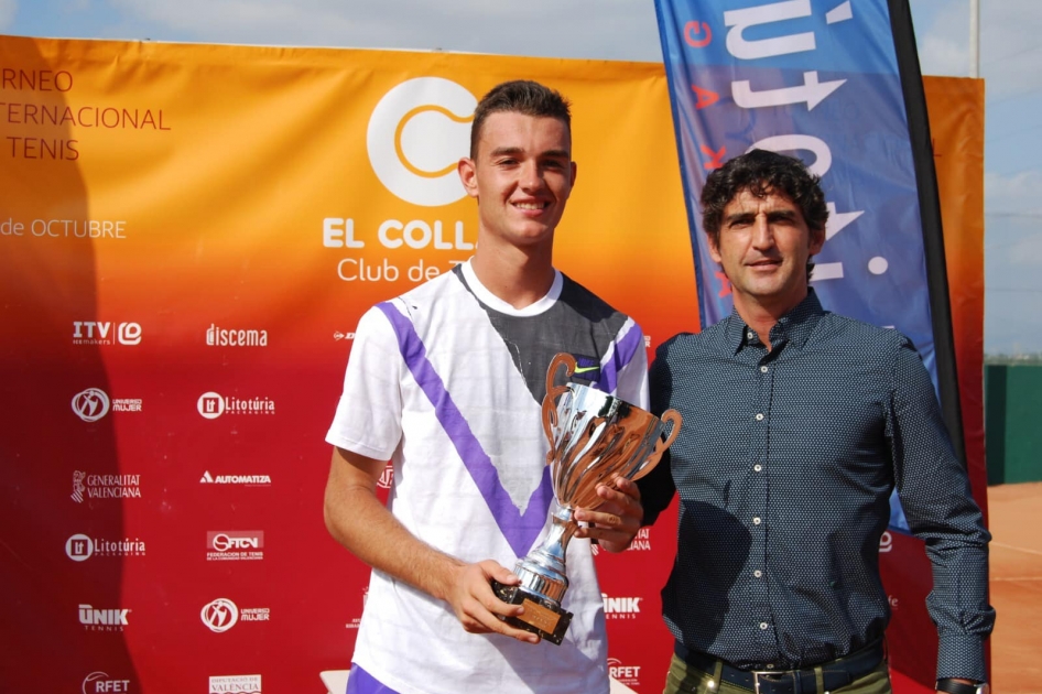 Primer título profesional para el valenciano Carlos Gimeno en Riba-Roja de Túria Primer título profesional para el valenciano Carlos Gimeno en Riba-Roja de Túria