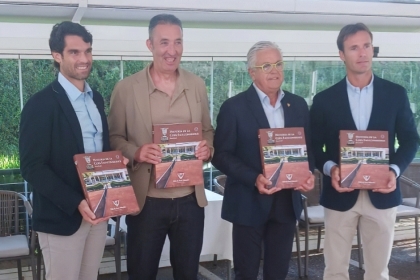 Un libro recoge la Historia de la Copa Faulconbridge, obra del historiador y coleccionista David Castell�