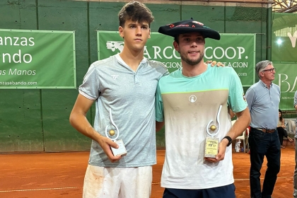 Izan Almaz�n se ve superado por el neerland�s Ryan Nijboer en Mungia-Laukariz